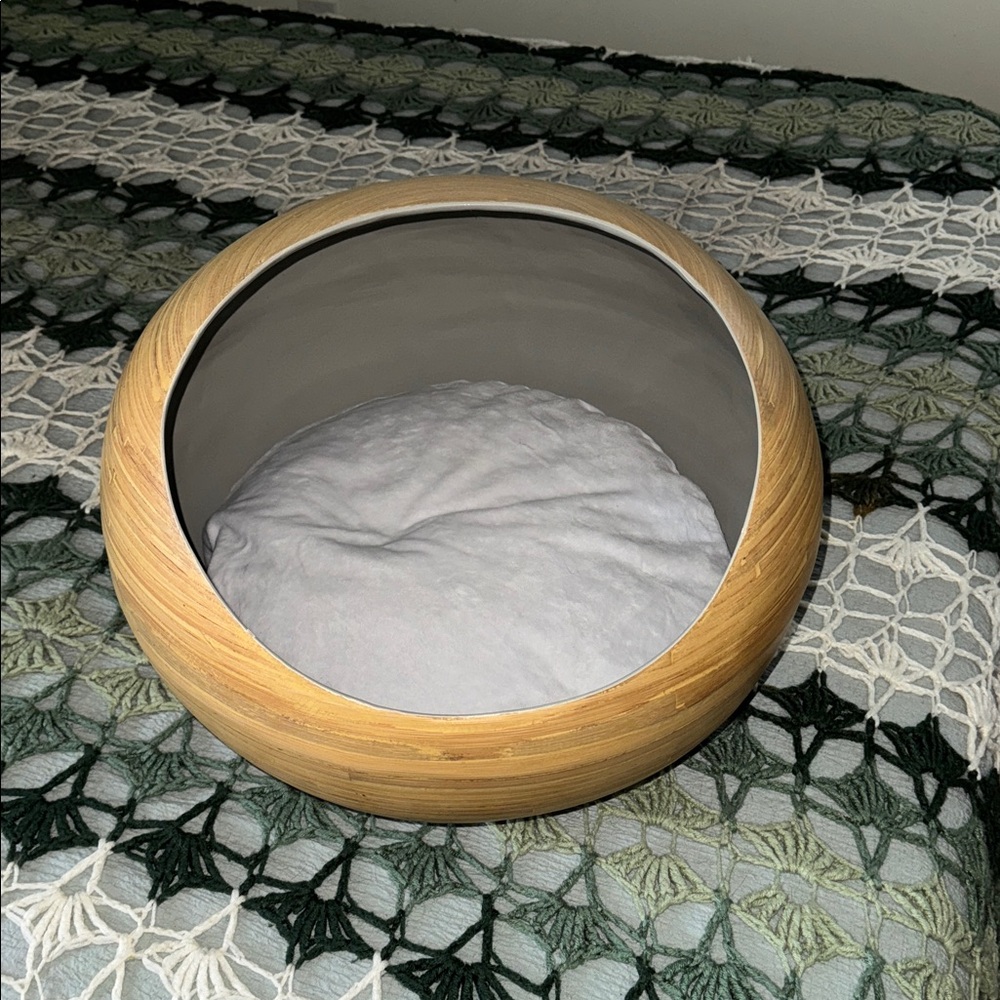 Cozy Bamboo Cat Bed - Natural and White